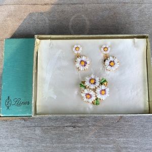 Vintage | Lisner Daisy Brooch & Clip-On Earrings